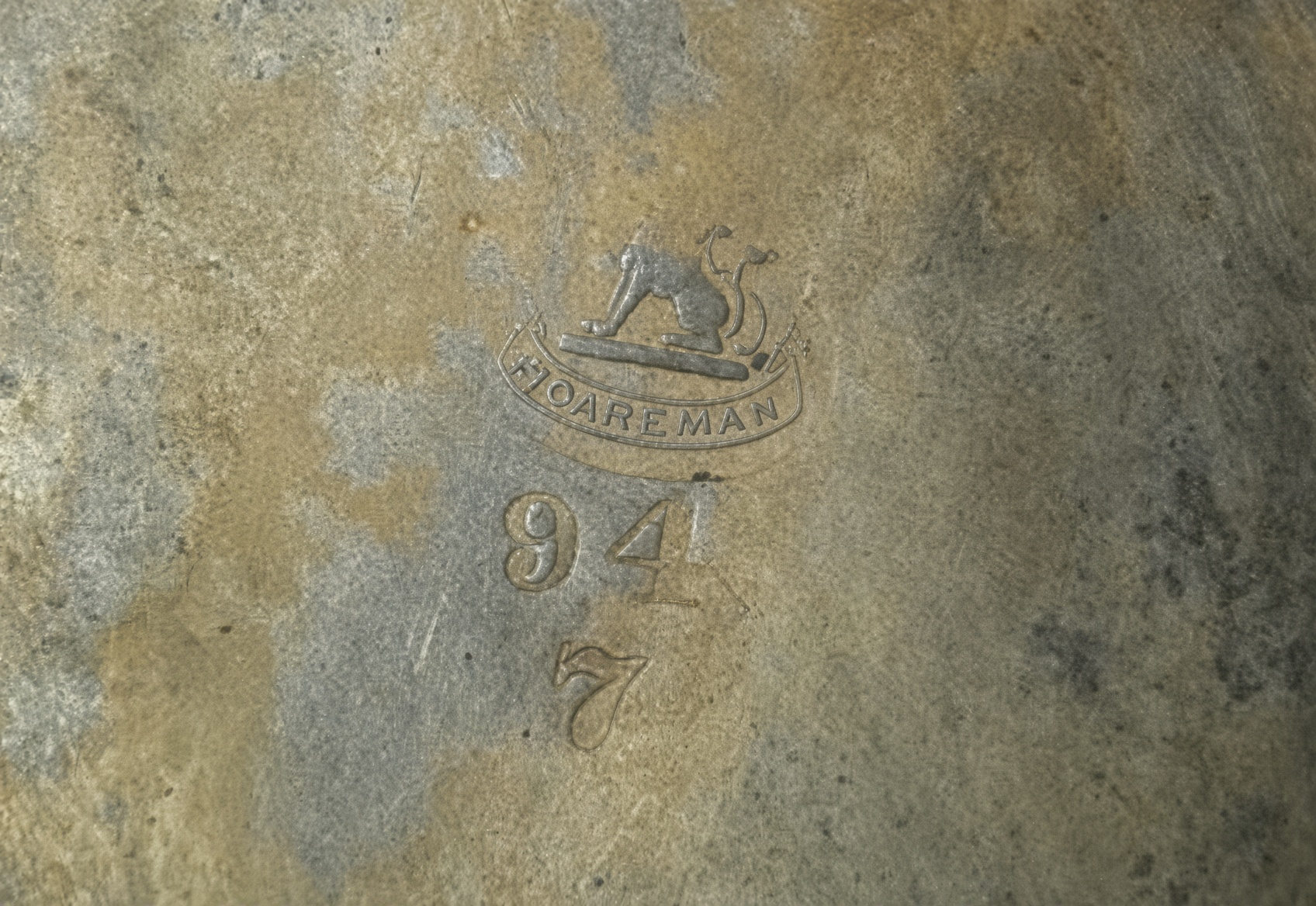 Touch on the pot: seated lion on a ribbon; letters as photographed read HOAREMAN; factory numbers 94 over 7
